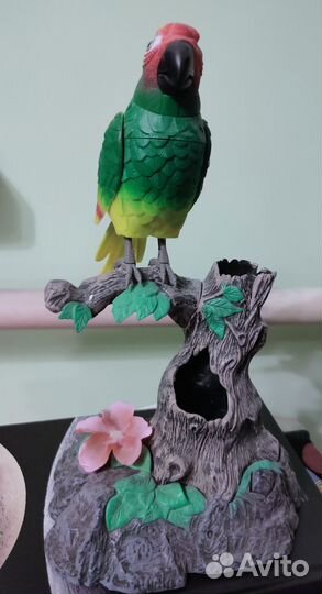 Игрушечный попугай