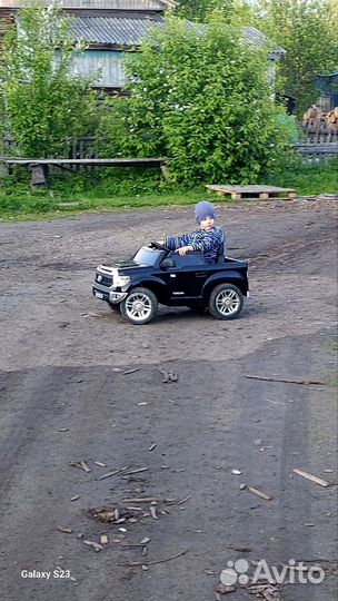 Детский электромобиль джип