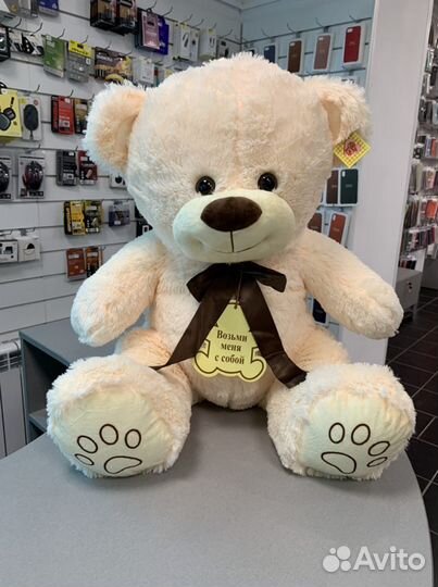 Большой плюшевый медведь