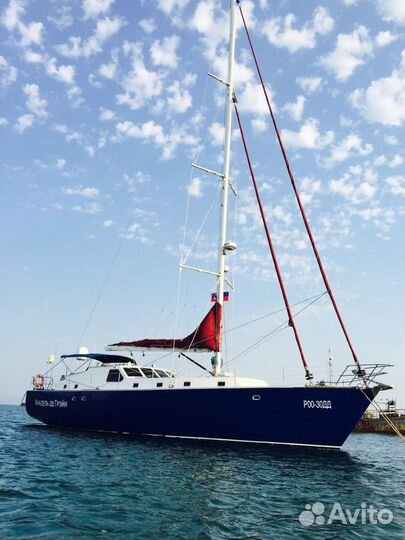 Парусно-моторная яхта