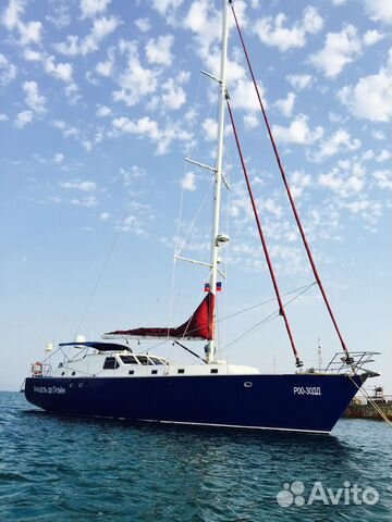 Парусно-моторная яхта