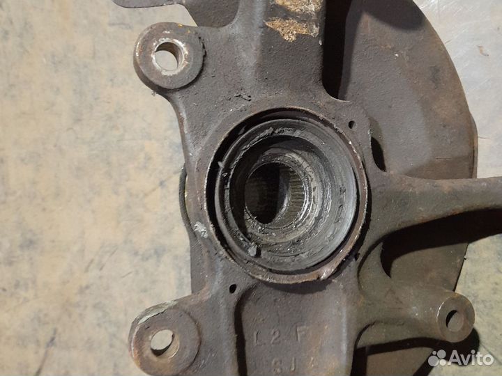 Кулак передний левый Mitsubishi Pajero 1