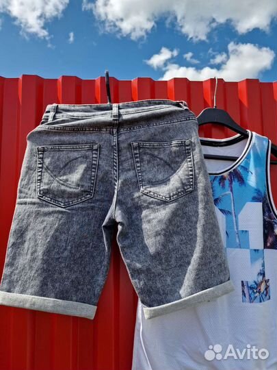 Джинсовые шорты и майка