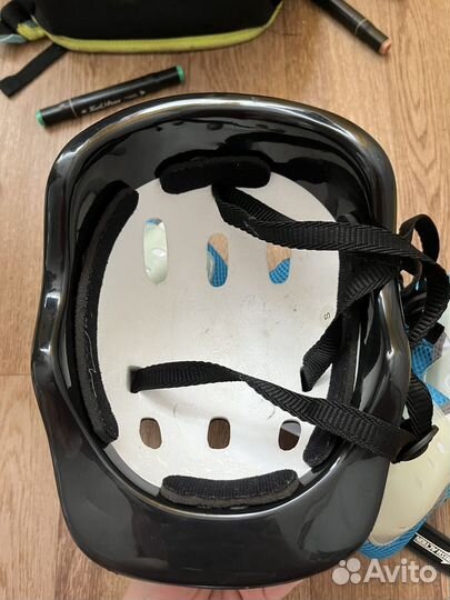 Шлем защитный, наколенники, налокотники