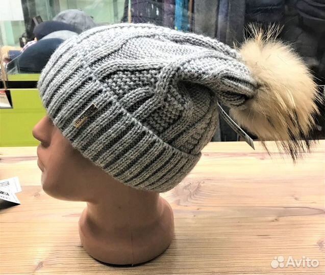 Шапка зимняя вязаная с помпоном