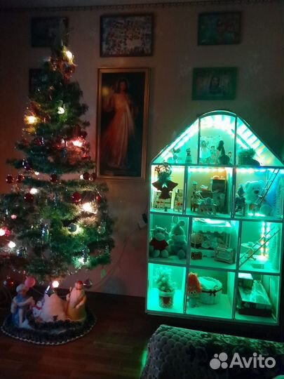 Большой кукольный домик с мебелью