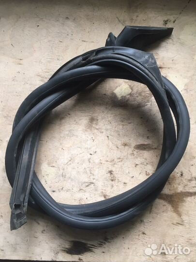 Уплотнитель вдоль крыши левый Renault Laguna 2