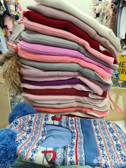 Продаю детские шлемы, шапки, варежки, перчатки