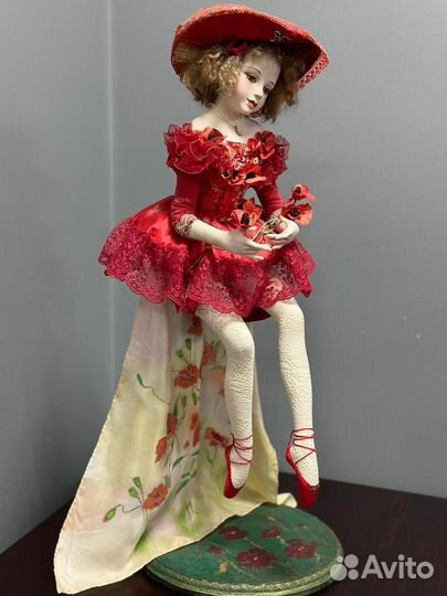 Кукла в красных пуантах