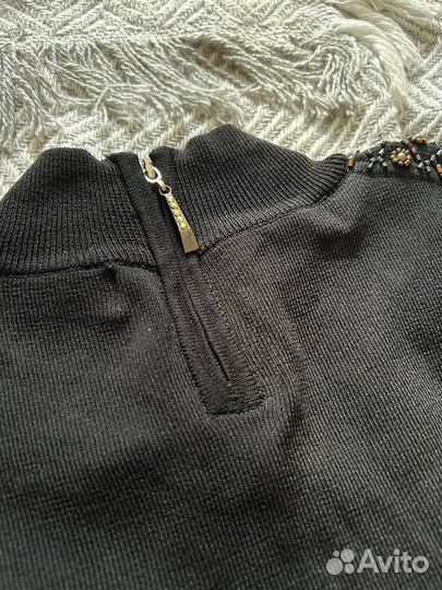 Кофта без рукавов с ручной вышивкой