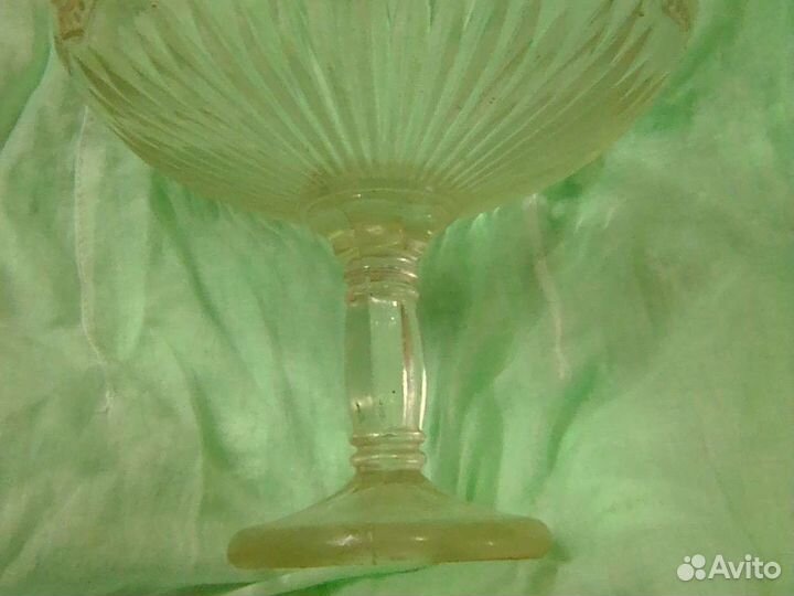 Ваза для фруктов на ножке стекло белая