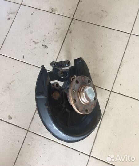 VW Volkswagen Touran Кулак задний правый