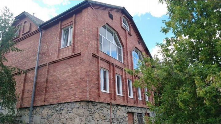 Дом 486,9 м² на участке 12 сот.