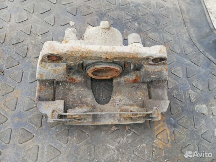 Суппорт тормозной передний левый Рено Меган 2