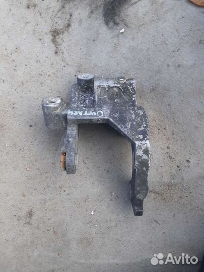 Кронштейн насоса гура Mitsubishi Outlander XL 3.0