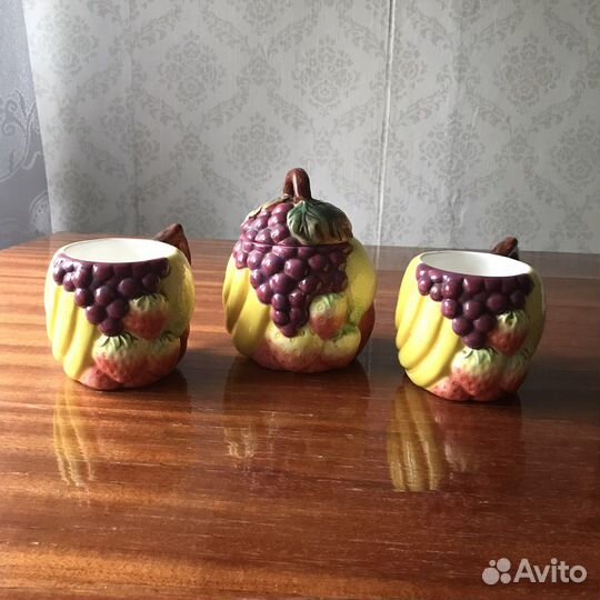 Сахарница и две чашки декоративные