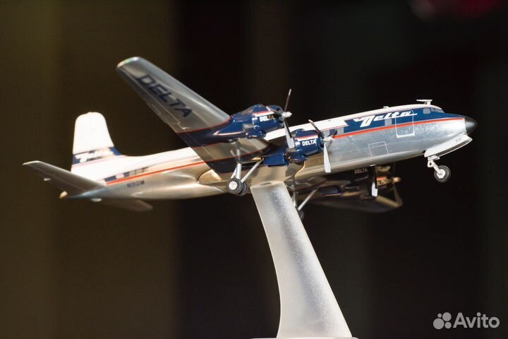 Масштабная модель самолёта 1/200 Douglas DC-6