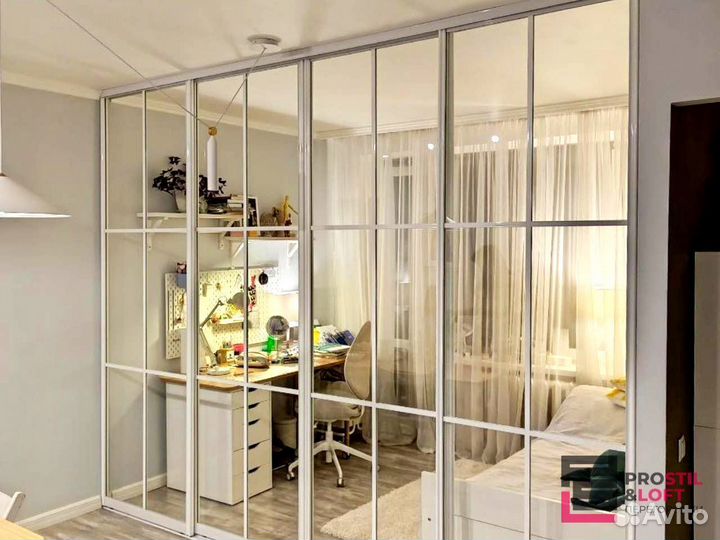 Стеклянная перегородка для зонирования комнат в Москве