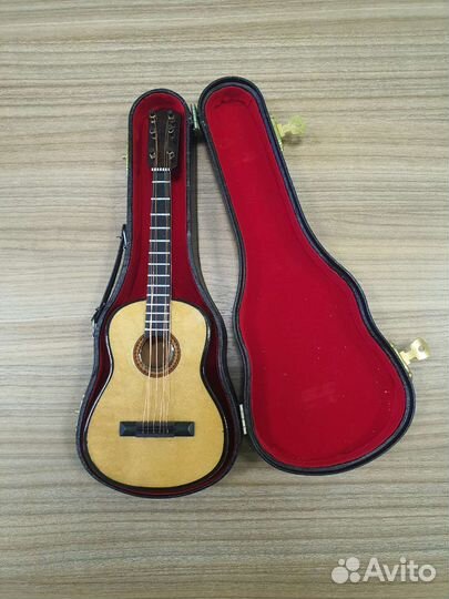 Гитара маленькая