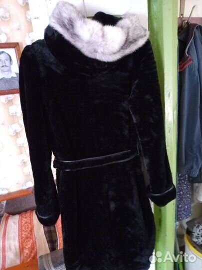 Черная мутоновая шубка с капюшоном