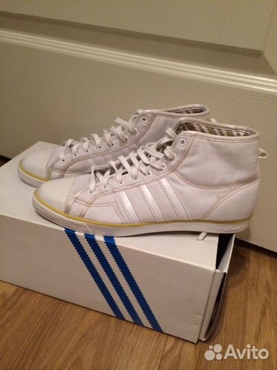 Женские кроссовки Adidas