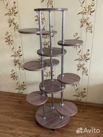 Подставка под цветы на колесах