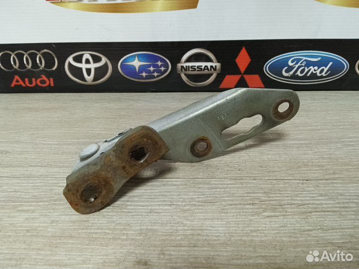 Петля капота передняя правая Isuzu Gemini MJ4 D15B