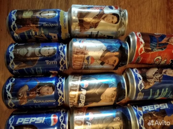 Коллекция банок Пепси с изображением футболистов