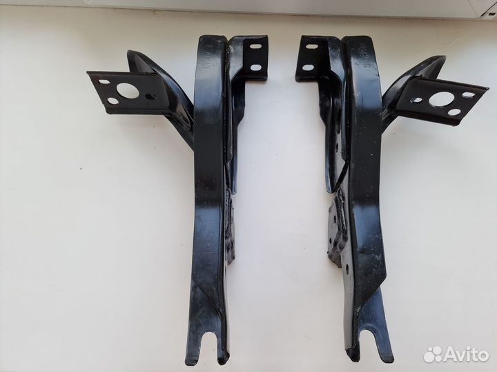 Кронштейн усилителя переднего бампера Тойота Ярис