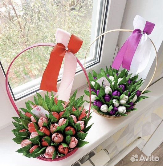 Букет из сладких тюльпанов в корзинке