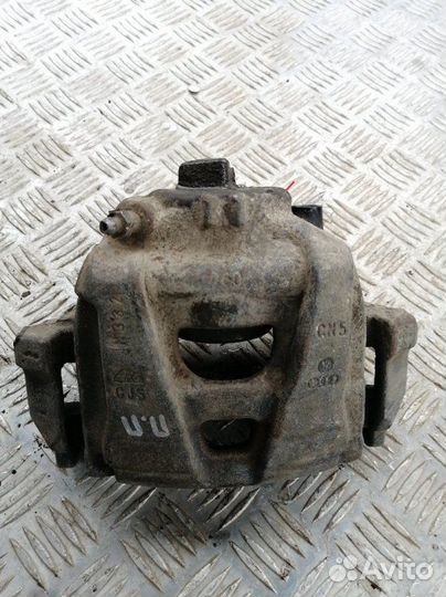 Суппорт передний правый Volkswagen Tiguan 5N1 1.4