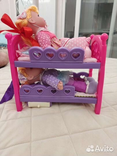 Куклы в кроватке