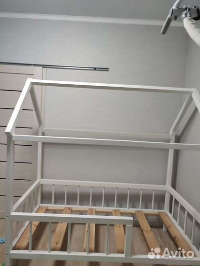 Детская кроватка домик