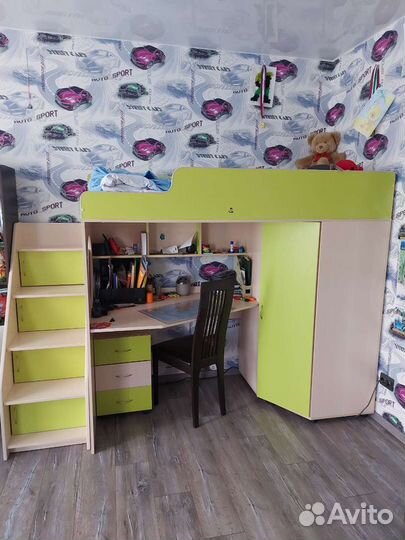 Детская кровать чердак со столом и шкафом