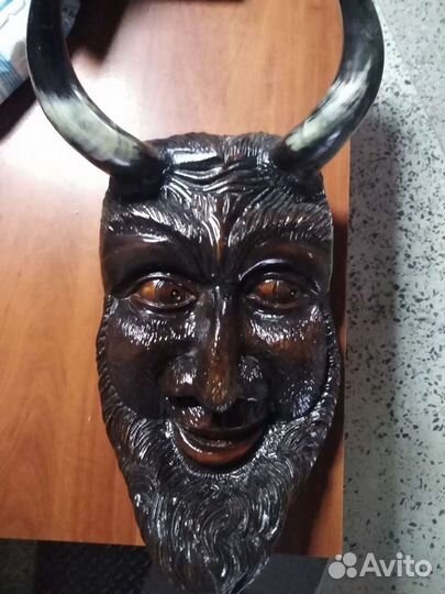 Маска из дерева
