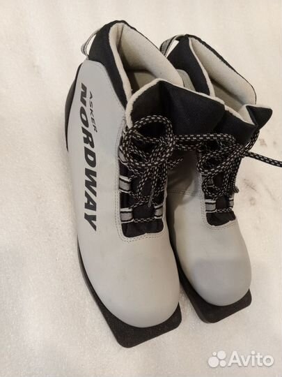 Беговые лыжи с лыжными палками и ботинками