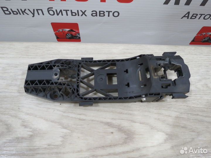 Кронштейн ручки передний правый Volkswagen Polo