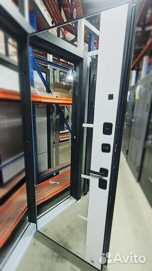 Дверь входная металлическая с зеркалом люксор