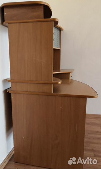 Компьютерный стол угловой с полками
