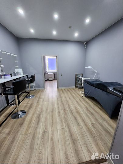 Мастер по наращиванию ресниц