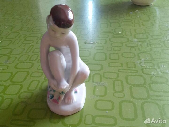 Фарфоровые статуэтки,Мальчик с полотенцем.лфз