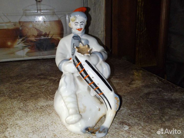 Статуэтка фарфор