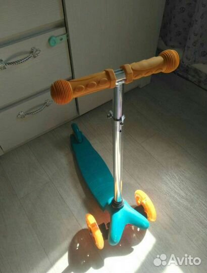 Первый детский трехколесный самокат Kreiss Scooter