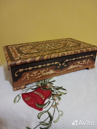 Шкатулка музыкальная. Старинная
