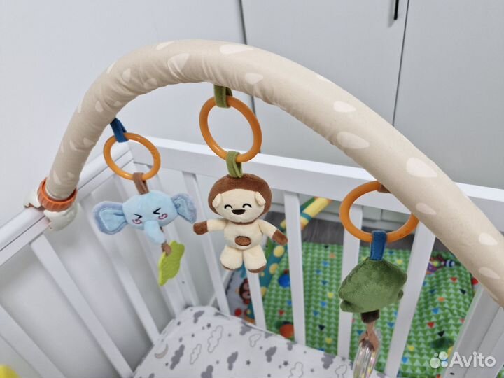 Дуга с игрушками для новорожденных