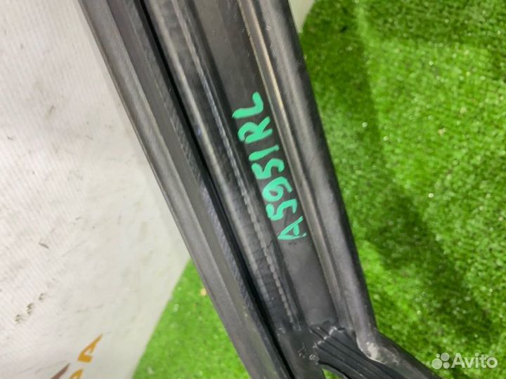 Уплотнитель стекла двери задний левый Audi S-Line