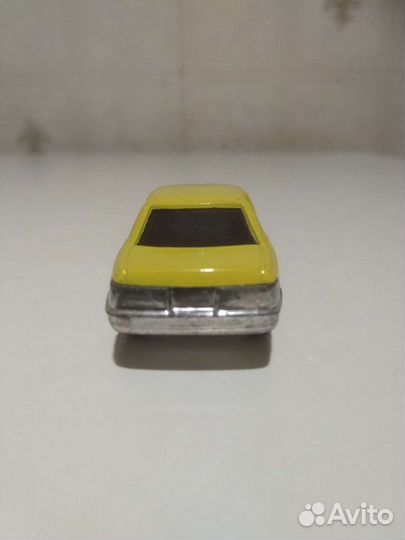 Игрушечный автомобиль