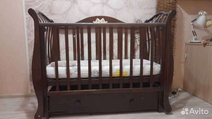 Детская кроватка с маятником