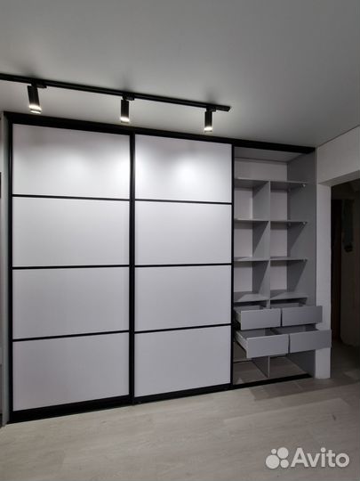 Шкаф с зеркалом