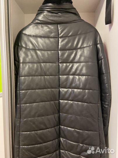 Утепленное пальто из натуральной кожи